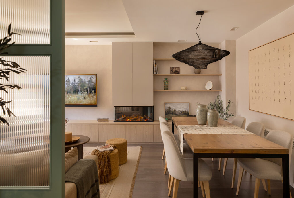 Salón comedor diseñado por Jennifer Lykhach Studio, estudio de interiorismo y decoración en Barcelona