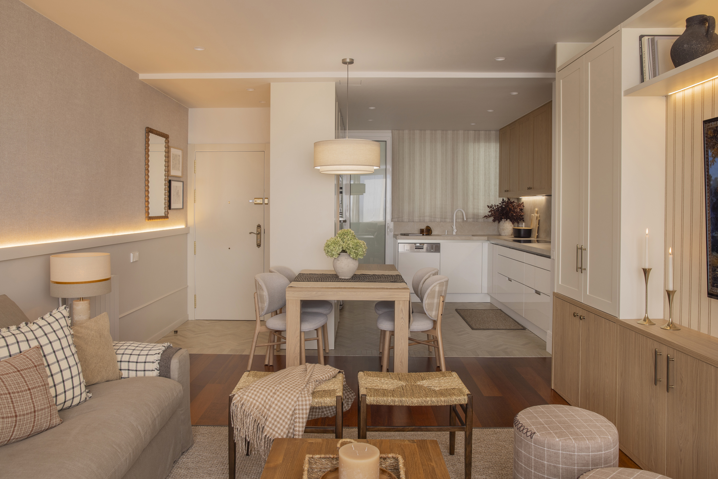 Salón comedor abierto a la cocina en tonos claros, diseño de interiores en Barcelona