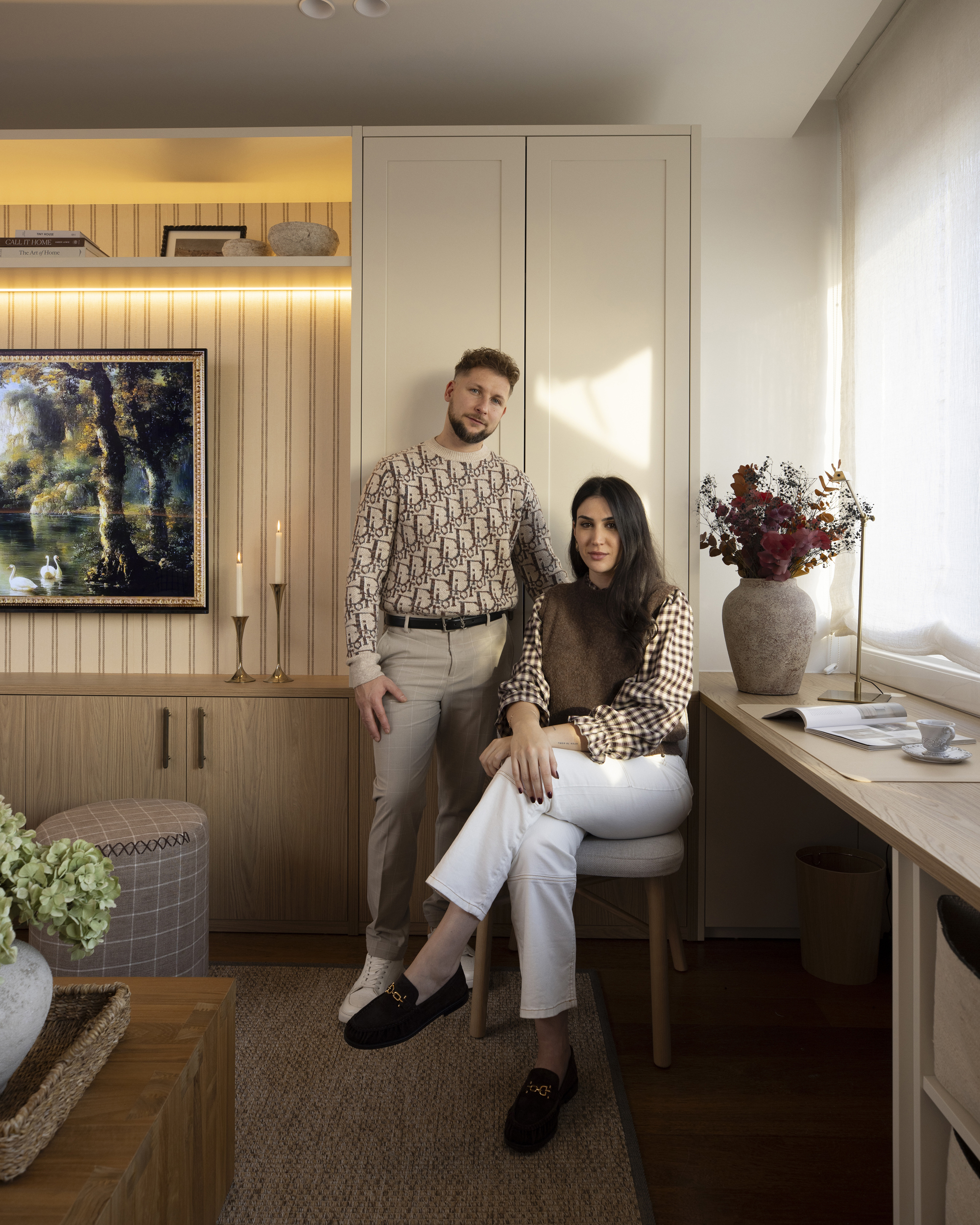 Pareja en una zona de trabajo con mobiliario a medida, proyecto del estudio de interiorismo Jennifer Lykhach