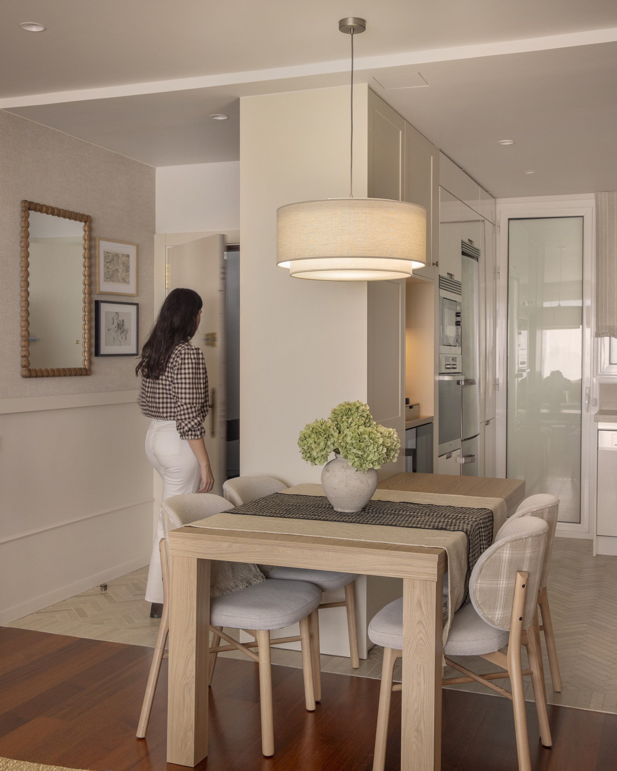 Comedor con mesa de madera y lámpara de lino, proyecto de arquitectura de interiores en Barcelona